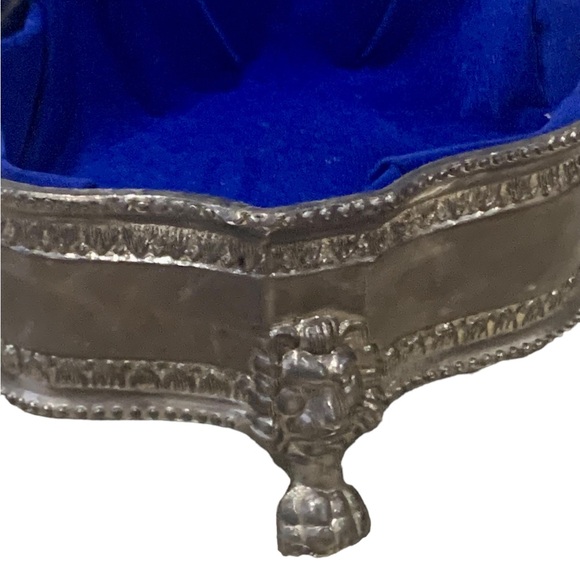 🚩SOLD🚩 Vintage Silver Plated Velvet Lined Repousse Box Lion Head Mounted Feet - Picture 11 of 15